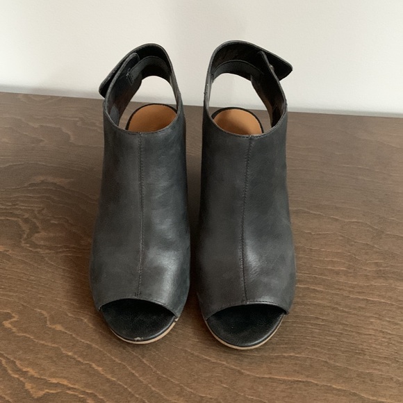 Nine West Liamo leather open toe snap close heels. Size 6. - Picture 2 of 6